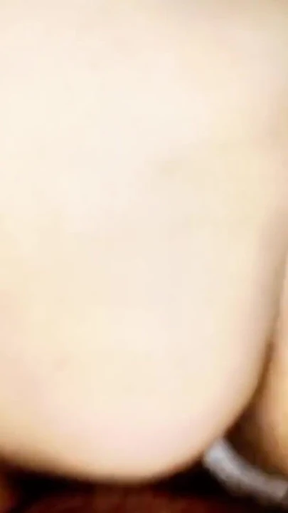 "Nine orta yaşlı seksi kadın götünü yağlıyor yarak emiyor ve sonra götüyle biniyor"