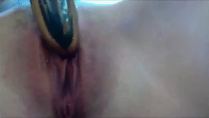 Kleine Muschi wird feucht und tropft