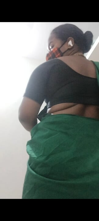 Edepsiz Tamil teyze sari ve sıkı bluz 🍑 içinde mi?
