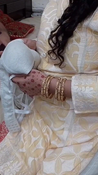 Üvey anne aniden temizlik bahanesiyle üvey oğlunun odasına giriyor | Klip 1