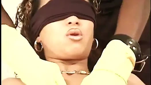 Çılgın Asyalı bdsm ile deney yapmayı ve sonra yüze boşalmayı seviyor