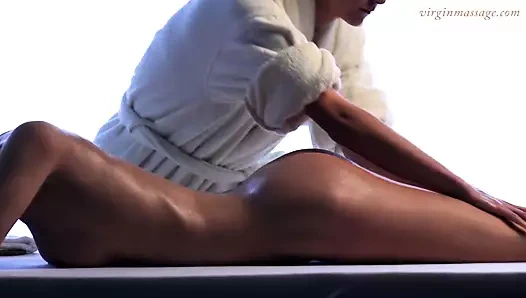 Esmer bebek vika gets ona ilk masaj