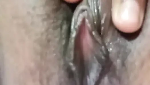 Bekar kız amını ve zevkini parmaklıyor