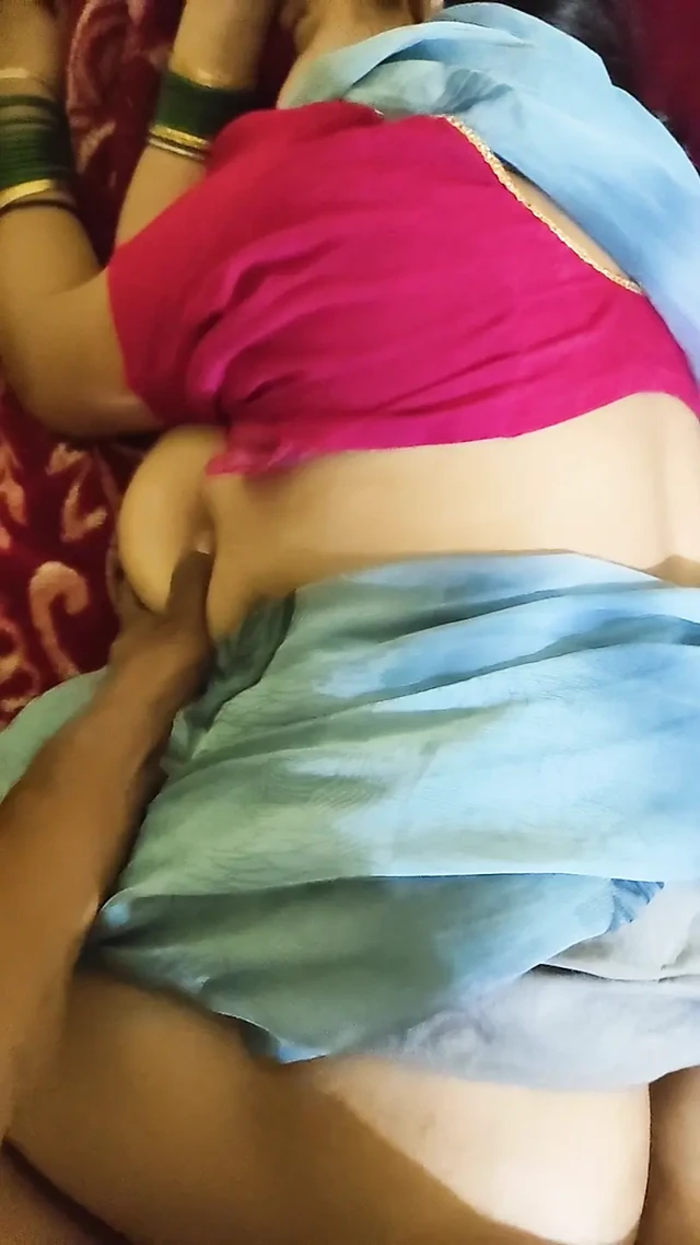 Yengem beni bhaiya evde yokken amını sikmeye davet ediyor