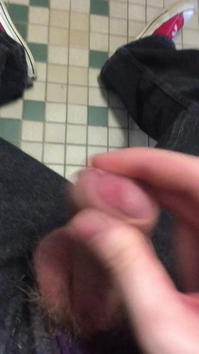 Okulda banyoda sallanıyor