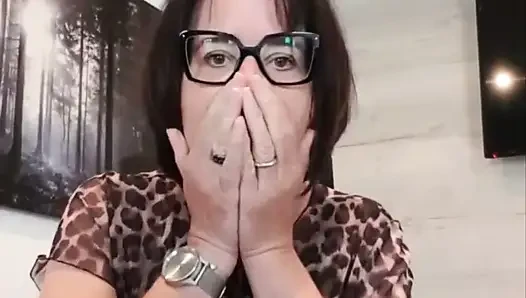 Julie ofiste çıplak
