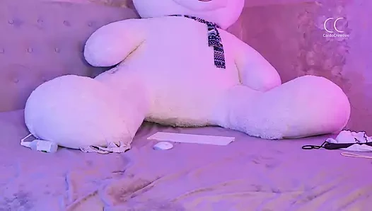 Parmaklarını göt deliğine sokuyor