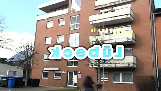 Ev hanımı kocasının yarağını emiyor ve iyi sikiliyor