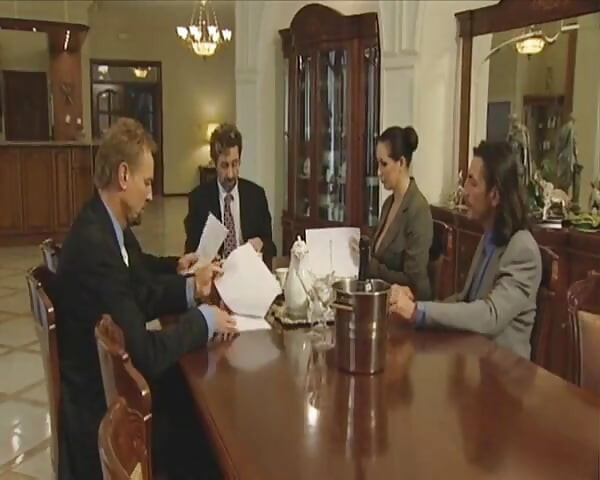 Sarışın Havuz Başında Yarağa Sert Biniyor Ve Sürtük Sikiliyor