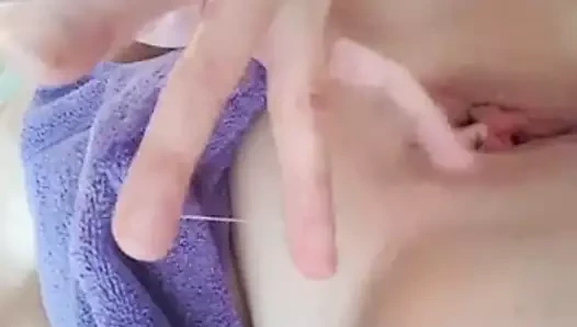 Dionne byer kedi ile oynuyor