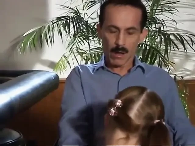 Genç barmen sert sikiliyor