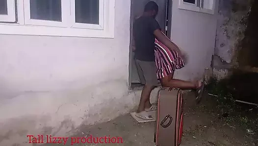 Komşum aldatan karısını gece evden kovalıyor, bu yüzden domalttığım gece için evimde kalmasına izin verdim