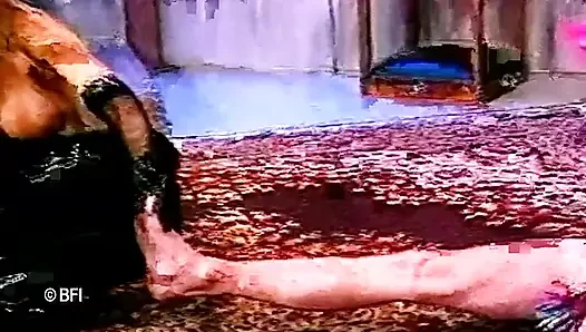 İki edepsiz hatun kölelerini cezalandırıyor