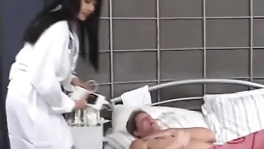 Seksi Asyalı kız 69 pozisyonunda amcık yalıyor... ağzına boşalma