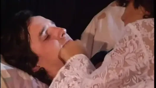 Genç adam sevimli esmer bebek Tera Heart'ı tüm deliklerinden sikiyor ve dölünü ıslak amına düşüruyor