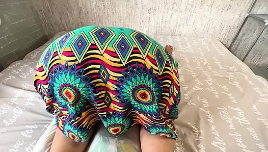 Olgun bayan anal sikilirken yalan söylüyordu ve sıkı götünü gösteriyordu