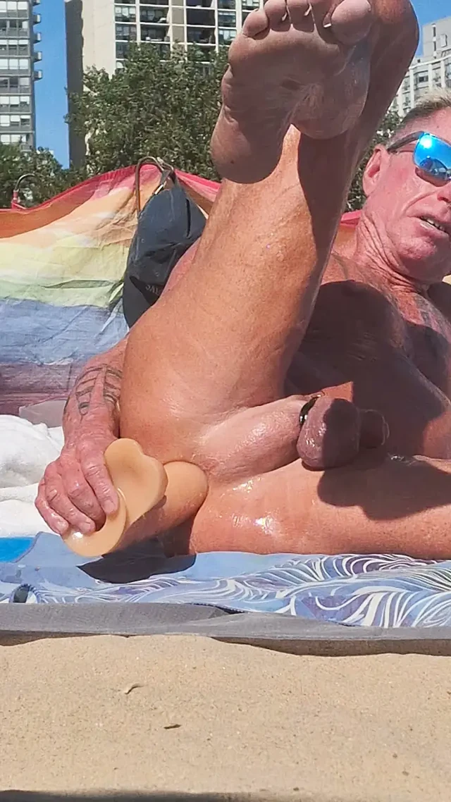 Key West plajda yeni dildosunu yağlayarak kullanıyor