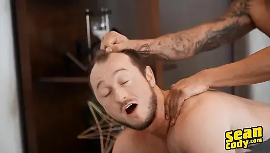 Sean Cody - istekli Brayden Asher'ın kaslı vücuduna tapıyor ve patlayana kadar her pozisyonda sikiliyor
