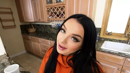 Üvey anne üvey oğluyla daha fazla zaman geçirmek istiyor ve bir sürü aktivite planlıyor