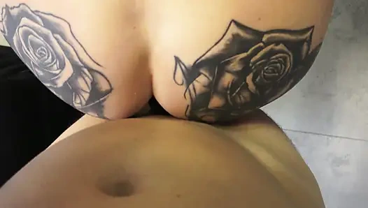 Tatuada morena gata chupa e fode pau grande