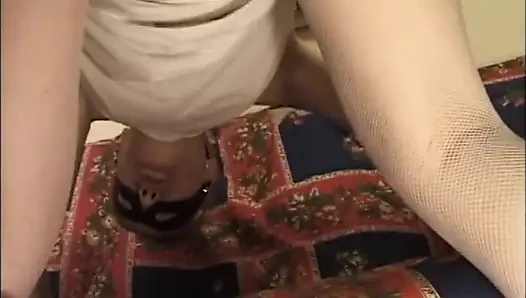 Minyon orta yaşlı seksi kadın amcık sikişiyor
