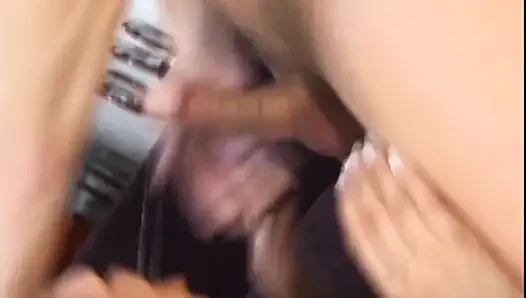 Zavallı Asyalı kız vahşi üçlü sekste sikiliyor