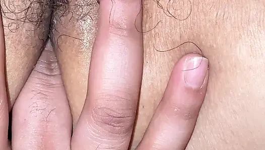 Yatakta gece parmaklıyor ve ilk kez anal sikişiyor