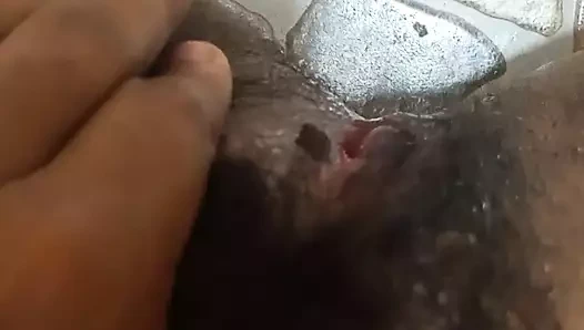 Hintli teyze parmaklarıyla ve twerklerle mastürbasyon yapıyor