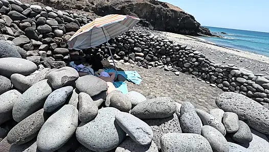 Sahilde Çıplak Bir Kız Gördü Ve Mastürbasyon Yapmaya Başladı