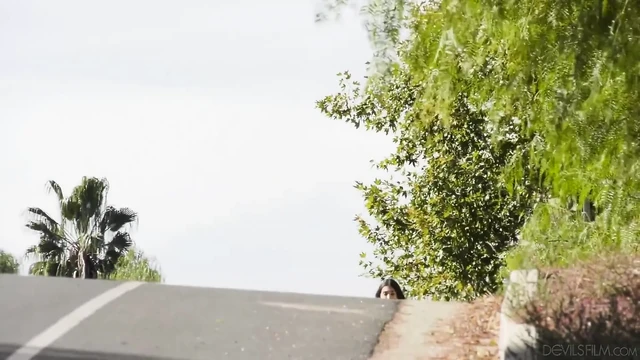 Devils T Girls Jessy Bells удивляет ебаря и получает страстный анальный трах