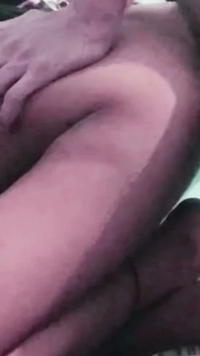 Seksi üvey kız kardeşimi ailem evde yokken onu sikmeye ikna ediyorum. | Klip 1