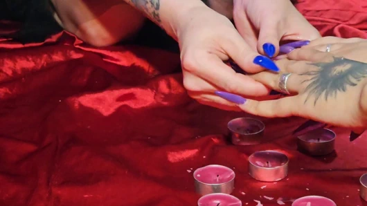 El fetişi ve uzun tırnak fetişi. Çarpıcı manikür ve uzun tırnaklı 4 el