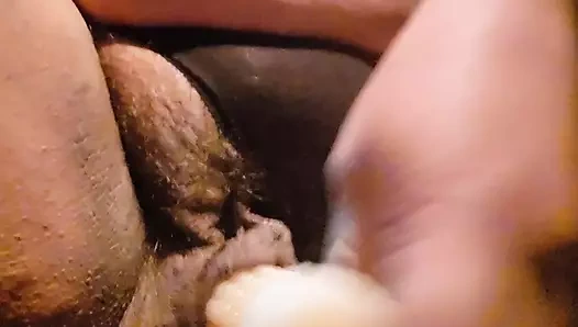 Bella Bellucci iri güzel kadın arabada büyük amcık dudaklı dudaklarla oynuyor