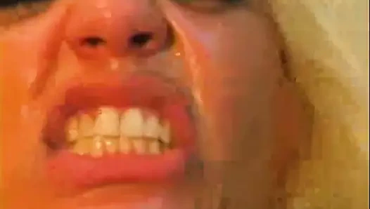 Azgın sarışın sürtük, becerdin almadan önce her santimini emmekten hoşlanır