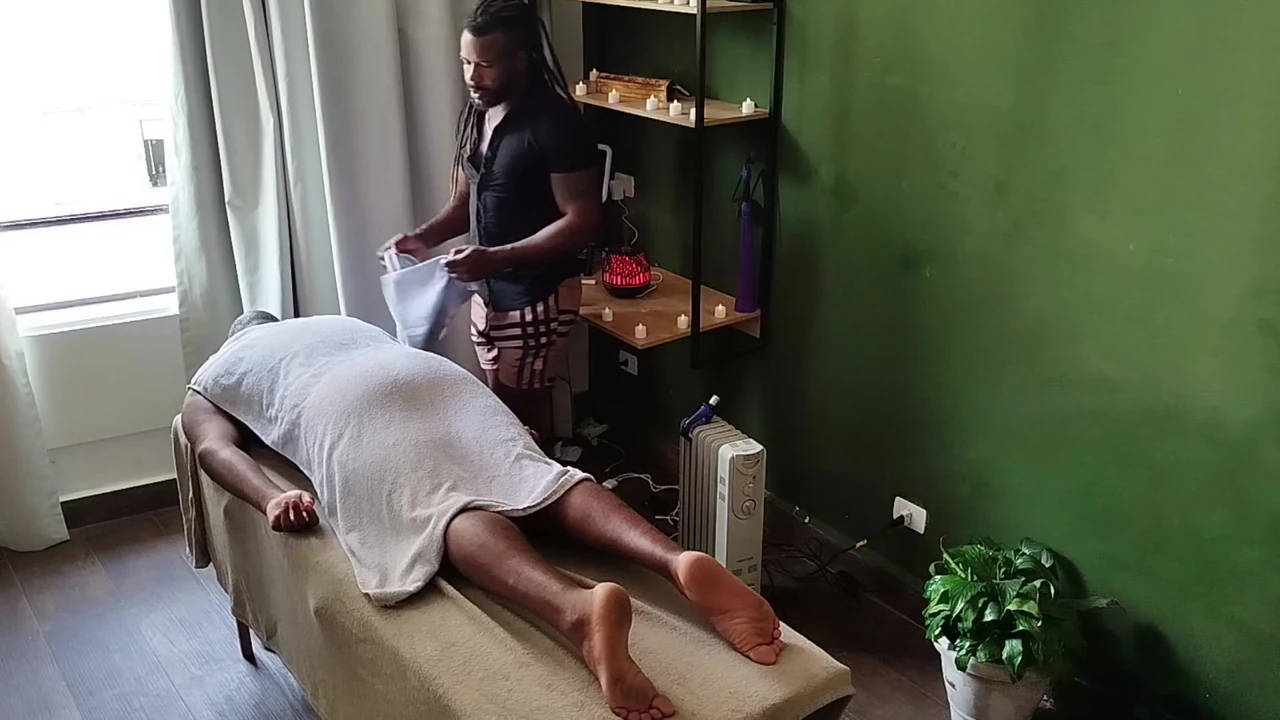Masaje gay en la oficina con dos hombres cachondos