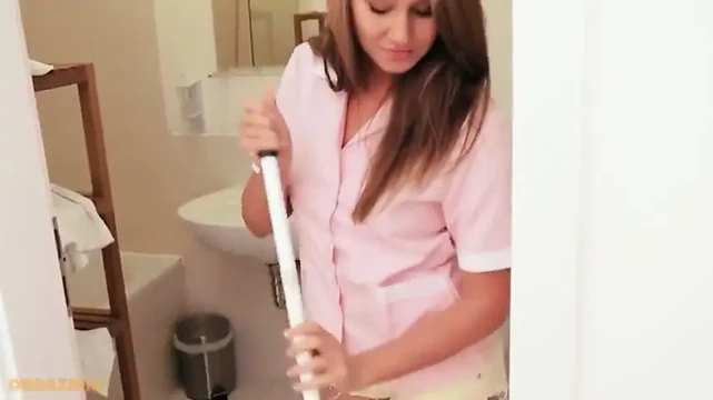 Oda servisi yapan kızlar ayakkabı ve çorap buluyor
