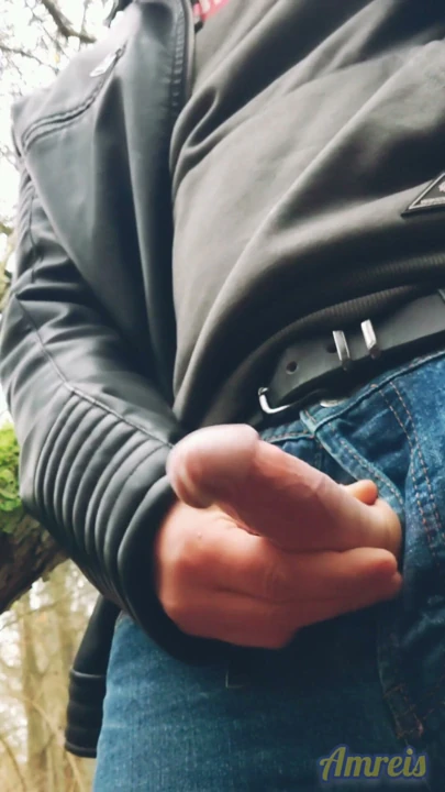 Geç sonbaharda ormanda mastürbasyon. Mutlu sonla yürüyüş. | Clip 2