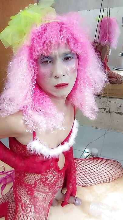 Transgender Le seksi file çoraplarla porno oynuyor, sahte göğüslerle oynuyor