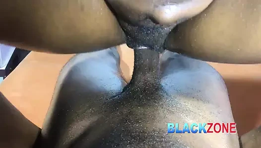 Üvey anne ona mastürbasyon yapmaya başlıyor, ona becerilerini göstermeye hazır