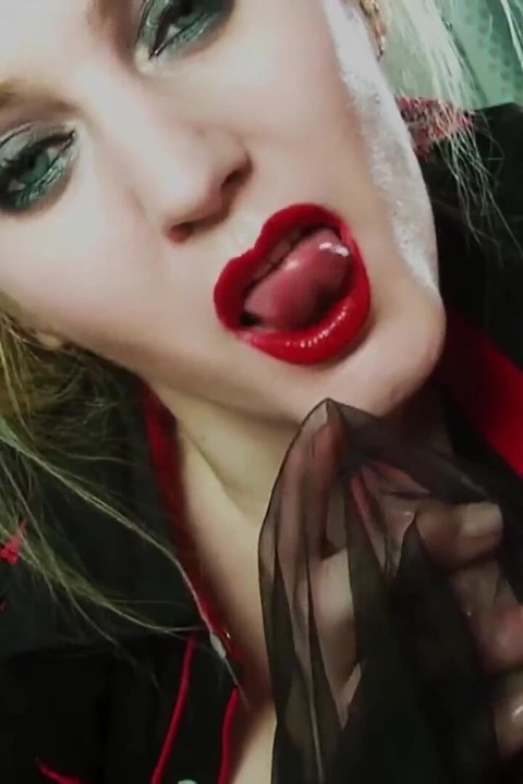 Üvey anne kokan naylon ayaklara tapıyor