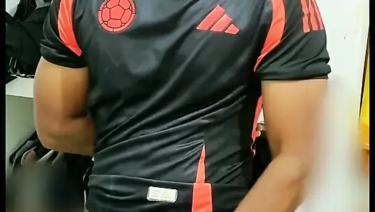 Büyük yarak mastürbasyon yapıyor