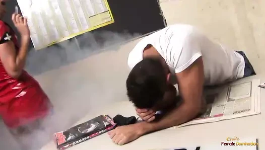 bağlı ve esnemeler dostum lanet bir esmer kız içinde bir lateks