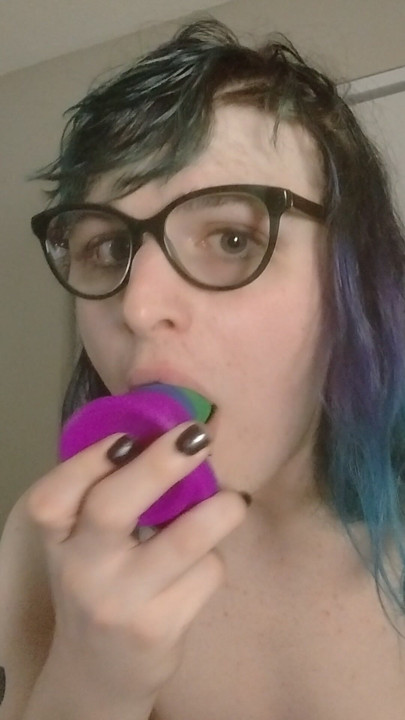 Dildo gırtlağına kadar alıyor