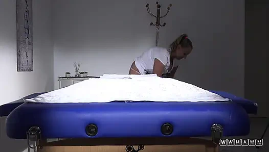 İri göğüslü tombul sarışın