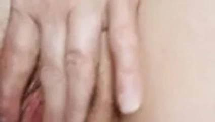 Soumise se caresse et ejacule, chatte trempee