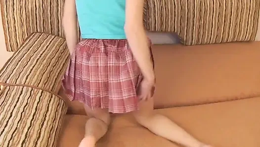 Yaramaz genç kız erkek arkadaşının önünde amıyla oynamayı seviyor