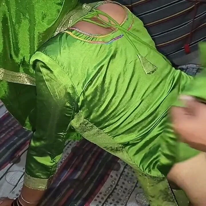 Yeşil takım elbiseli Hintli kadın devar tarafından sert sikiliyor