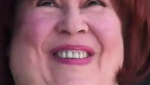 Kızıl saçlı nine kendini tatmin etmeyi seviyor