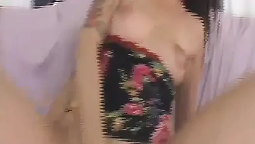 Genişleyen amcık yakın çekim tek başına esnetildikten sonra kalın döl damlatıyor