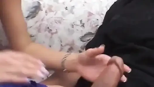 Seksi sarışın minyon büyük yarak emiyor... ağzına boşalma